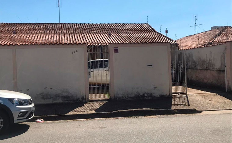 Psicóloga é encontrada morta dentro de porta-malas de carro na garagem da própria casa em MG