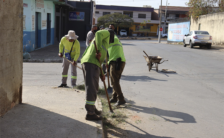 Mutirão de capina e limpeza beneficia os bairros Orozimbo Macedo e Nova Cidade em Sete Lagoas