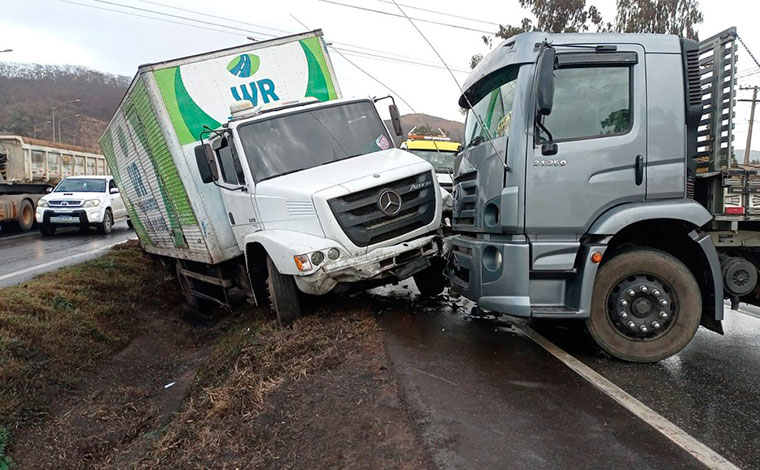 Caminhões colidem e uma pessoa fica ferida na BR-040, em Sete Lagoas