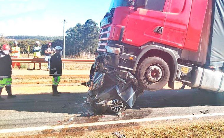 Sogro e genro morrem após carro ficar prensado entre duas carretas na Rodovia Fernão Dias