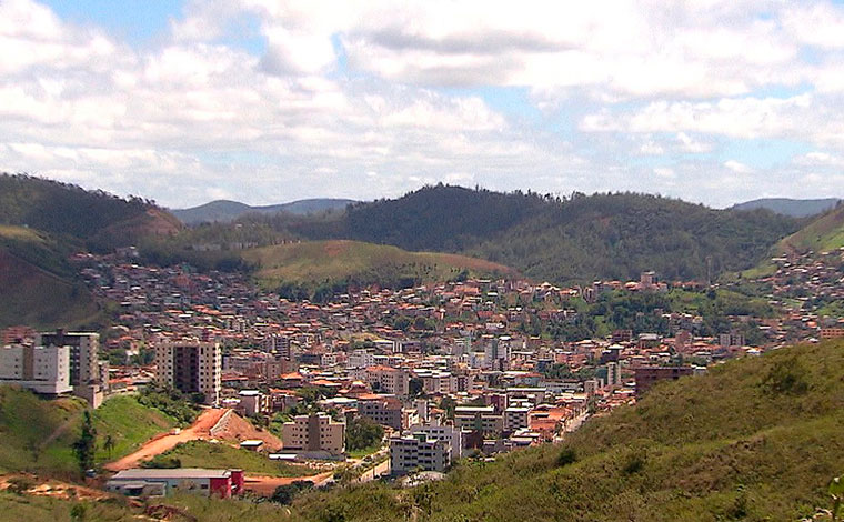 Foto: ReproduÃ§Ã£o/TV Globo - De acordo com a PolÃ­cia Militar, o suspeito relatou que foi atÃ© a casa da mulher, de 40 anos, em busca do filho dela, com quem tinha desavenÃ§as. Ele ficou do lado de fora da residÃªncia esperando o rival aparecer