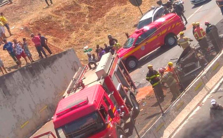 Mulher e criança ficam feridas após carro capotar na MG-010, em Vespasiano