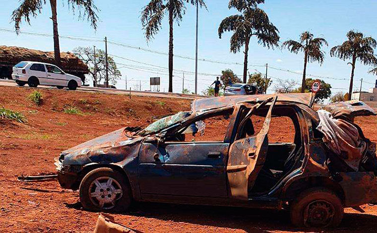 Uma pessoa morre e outras quatro ficam feridas após carro capotar no interior de Minas