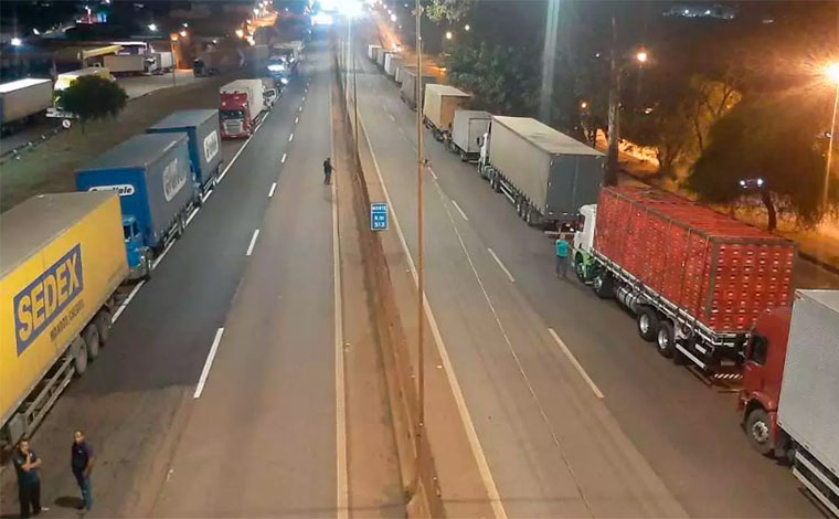 Foto: ReproduÃ§Ã£o - De acordo com os manifestantes, o movimento foi pacÃ­fico e contou com a participaÃ§Ã£o de cerca de 100 motoristas, que exibiam em seus caminhÃµes a bandeira do Brasil, em apoio ao governo do presidente Jair Bolsonaro