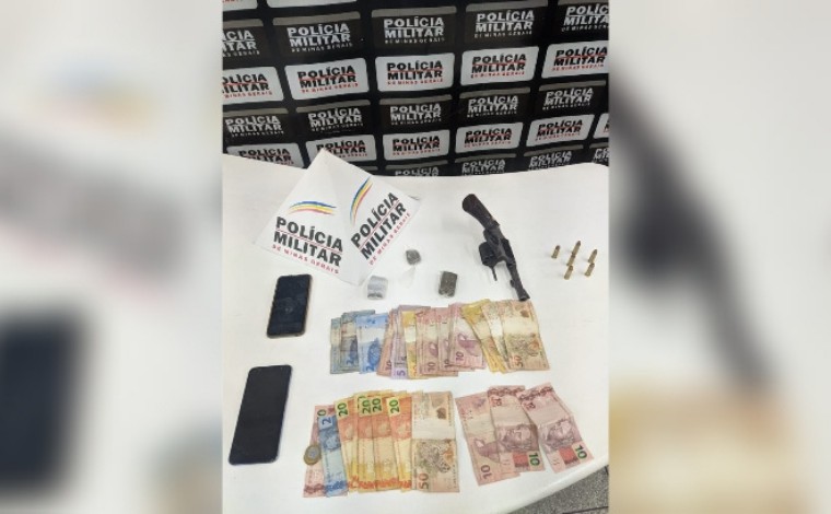 Foto: DivulgaÃ§Ã£o/PMMG - Durante abordagem, foi localizado com os suspeitos trÃªs tabletes de substÃ¢ncia semelhante a maconha e a quantia de R$ 551. Os militares tambÃ©m localizaram um revÃ³lver Cal.38 com 06 muniÃ§Ãµes intactas