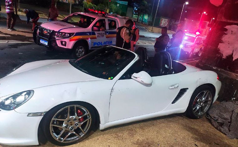 Motorista capota carro de luxo ao ver mulher nua atravessando pista no viaduto da Lagoinha, em BH