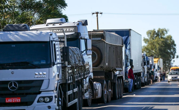 Caminhoneiros protestam em 15 estados brasileiros e fecham rodovias de Minas Gerais