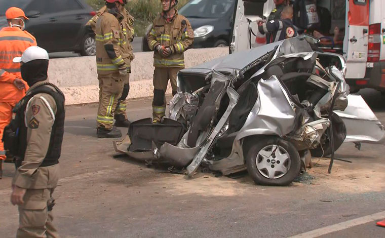 Homem fica preso às ferragens em grave acidente entre carro e carreta no Anel Rodoviário de BH