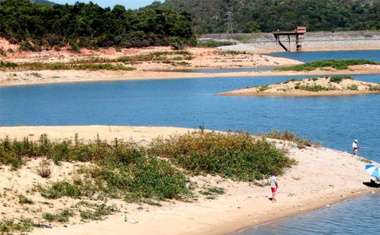 Mulher morre após colisão com motos aquáticas na lagoa Várzea das Flores, em Contagem