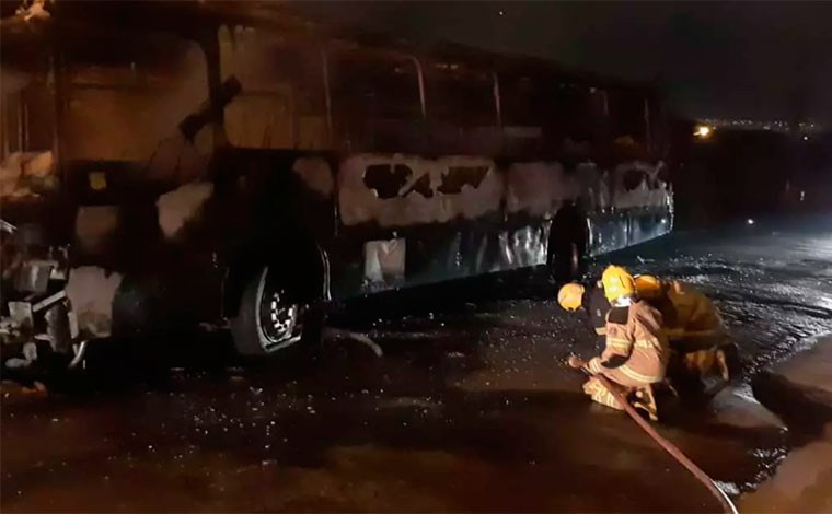 Dois ônibus são incendiados no bairro Montreal em Sete Lagoas; há suspeita de crime