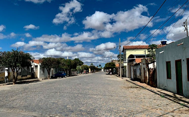 Foto: ReproduÃ§Ã£o - De acordo com a PM, suspeita-se que as horas de fuga embaixo de sol forte pode ter colaborado para que o homem passasse mal. Segundo dados do INM, Itacarambi registrou nesta semana temperatura mÃ¡xima de 38Â°C 