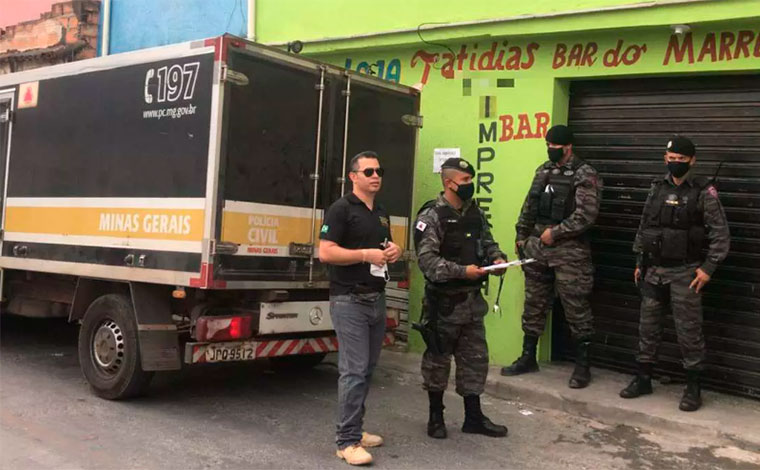 Foto: Bruno Menezes - Ainda segundo os militares, ao ser questionado, o proprietÃ¡rio do imÃ³vel confessou que havia uma pessoa morta no local. O homem teria dito nÃ£o poder revelar o que houve. JÃ¡ a mulher disse desconhecer os fatos