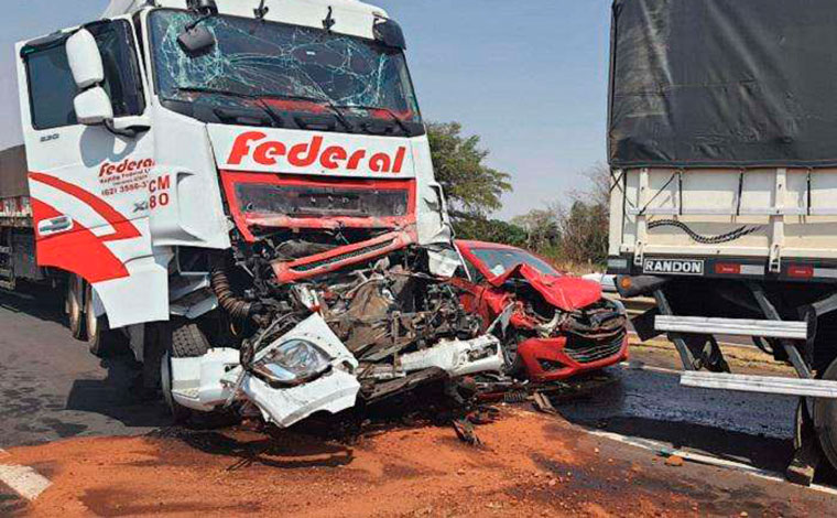 Uma pessoa morre e seis ficam feridas após engavetamento envolvendo dez veículos na BR-365