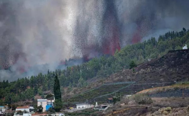 Foto: Desiree Martin - O vulcÃ£o ganhou destaque no Brasil nos Ãºltimos dias devido a um alerta de que a sua erupÃ§Ã£o, caso chegasse ao nÃ­vel mais alto de atividade vulcÃ¢nica, poderia causar um tsunami com forÃ§a suficiente para chegar ao litoral brasileiro