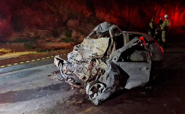 Três pessoas morrem carbonizadas em grave acidente envolvendo carro e carreta na MG-455