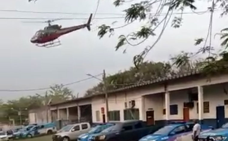 Bandidos sequestram helicóptero no RJ para resgatar presos em Bangu
