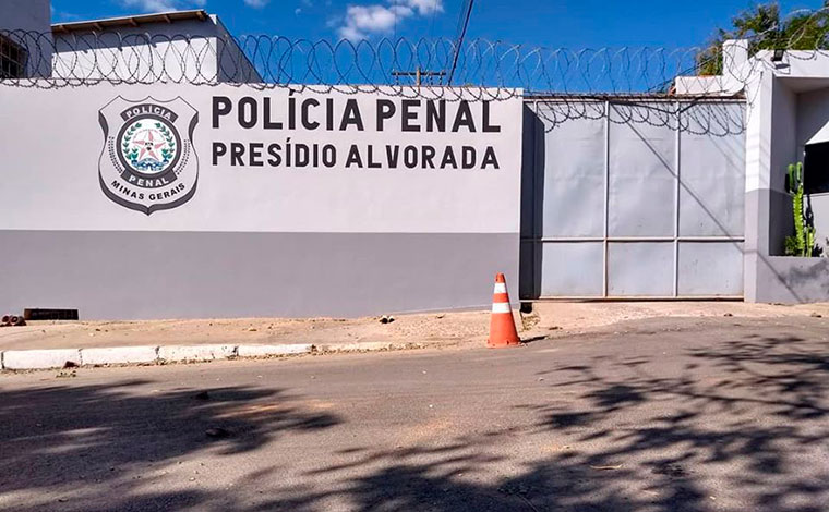 Foto: ReproduÃ§Ã£o - De acordo com a Sejusp, os policias penas ouviram um barulho de algo sendo arremessado e, ao verificarem, encontraram o animal em cima do telhado de uma marcenaria que faz limite com o presÃ­dio