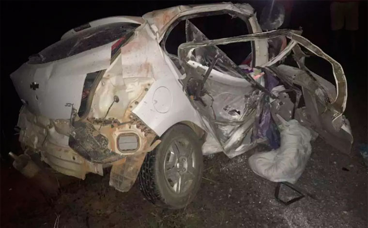 Quatro pessoas morrem em acidente entre carro e ônibus de turismo na BR-122, no Norte de Minas