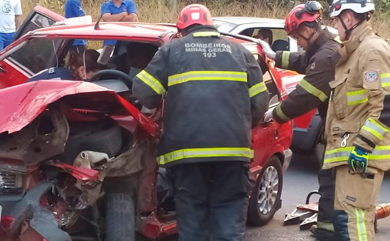 Foto: ReproduÃ§Ã£o - De acordo com o Corpo de Bombeiros, a vÃ­tima era motorista de um dos veÃ­culos e ficou presa Ã s ferragens. Ele estava consciente, mas teve uma fratura completa e perdeu bastante sangue