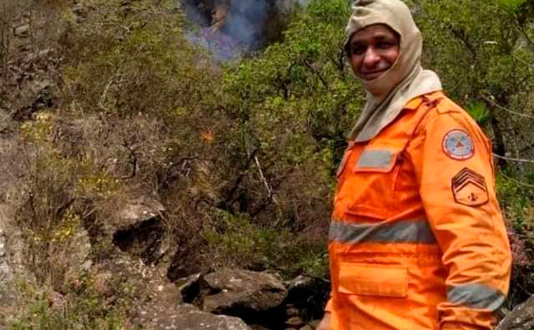 Sargento dos bombeiros morre após sofrer mal súbito enquanto combatia incêndio no interior de Minas