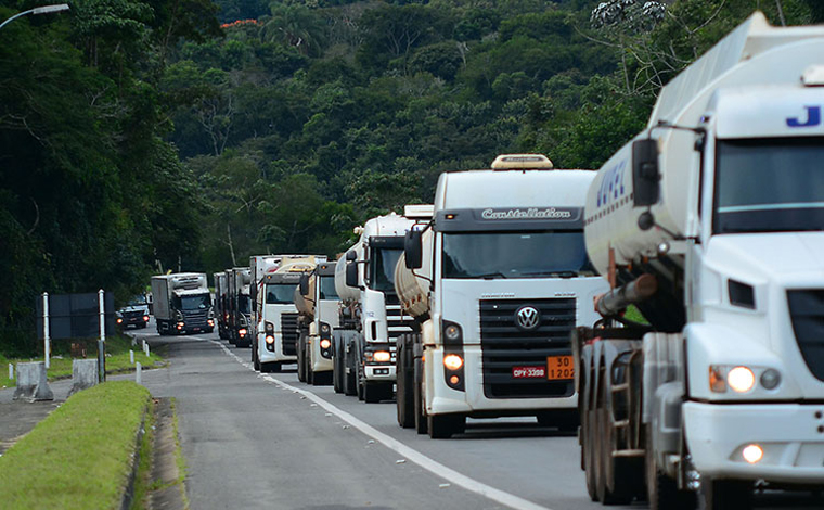 Tanqueiros ameaçam greve em Minas após Petrobras anunciar aumento do diesel