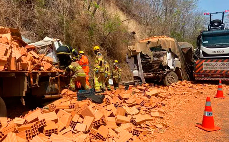 Duas pessoas morrem e quatro ficam feridas em engavetamento entre sete veículos na BR-365