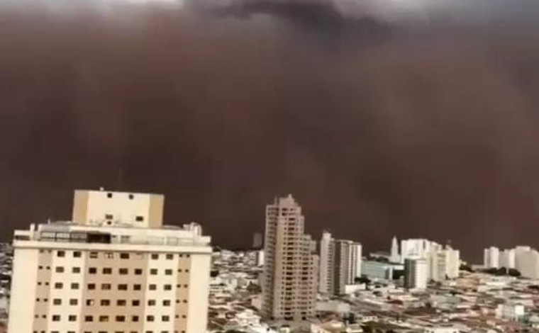 Tempestade de areia volta a atingir São Paulo e homem morre após barranco desmoronar