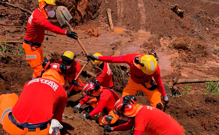 Bombeiros encontram mais um corpo na área de buscas da tragédia em Brumadinho