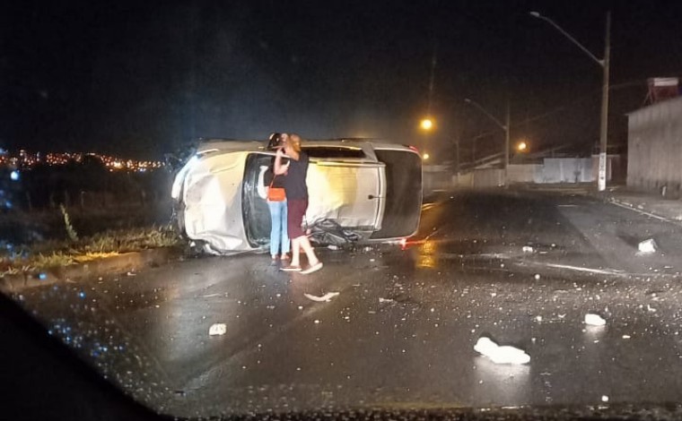 Uma pessoa morre após veículo bater em poste e capotar na Av. Prefeito Alberto Moura em Sete Lagoas 