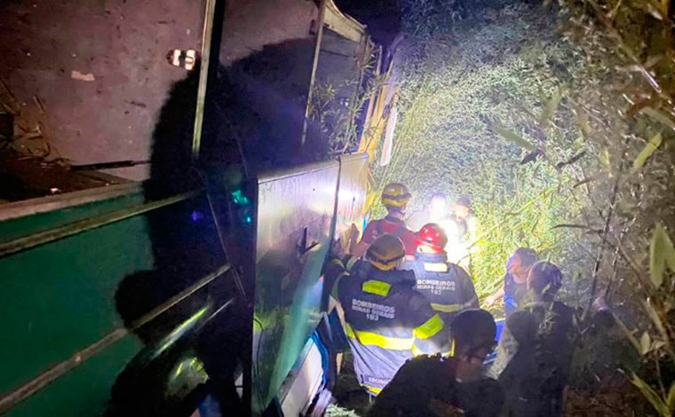 ATUALIZAÇÃO: ônibus cai em ribanceira e deixa ao menos oito mortos na BR-116, em Minas Gerais