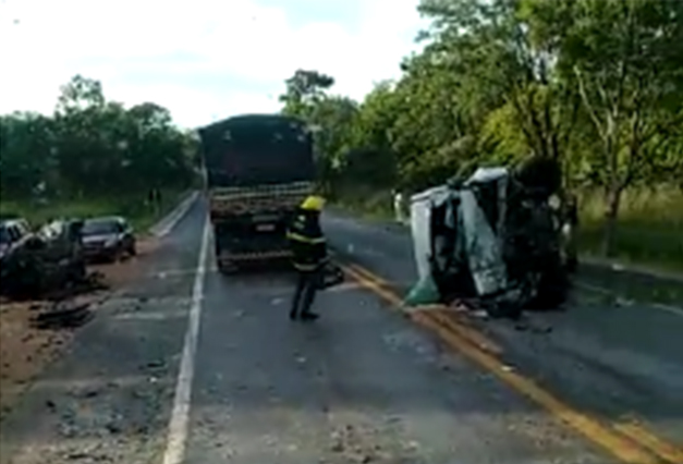 Batida frontal deixa seis mortos e 11 feridos na BR 135, em Corinto