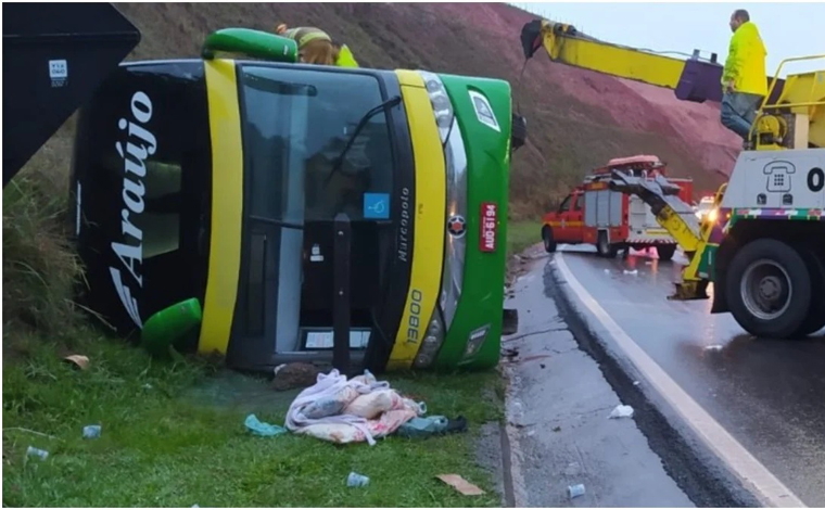 Mulher morre e 44 pessoas ficam feridas após ônibus tombar na BR-040, em Minas