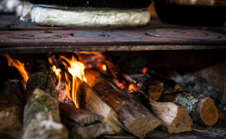 Com aumento de preço, brasileiros já usam mais lenha do que gás na cozinha