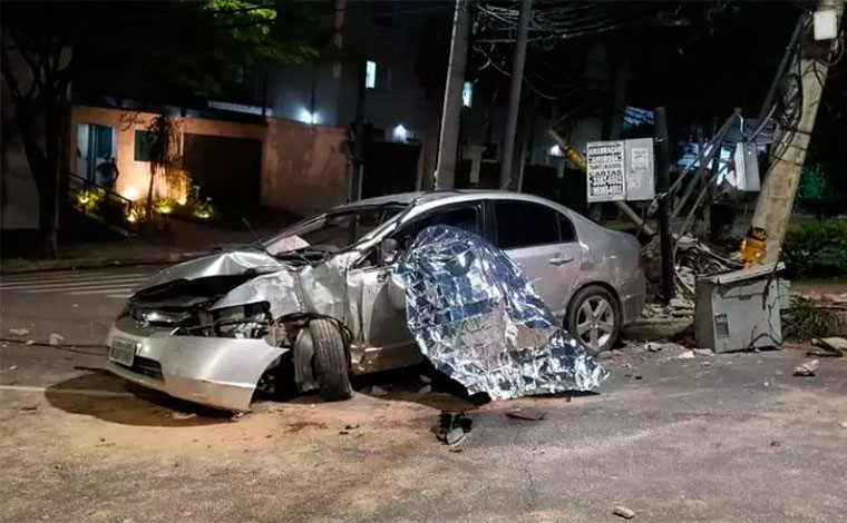 Motorista morre ao bater carro em poste na região Oeste de Belo Horizonte