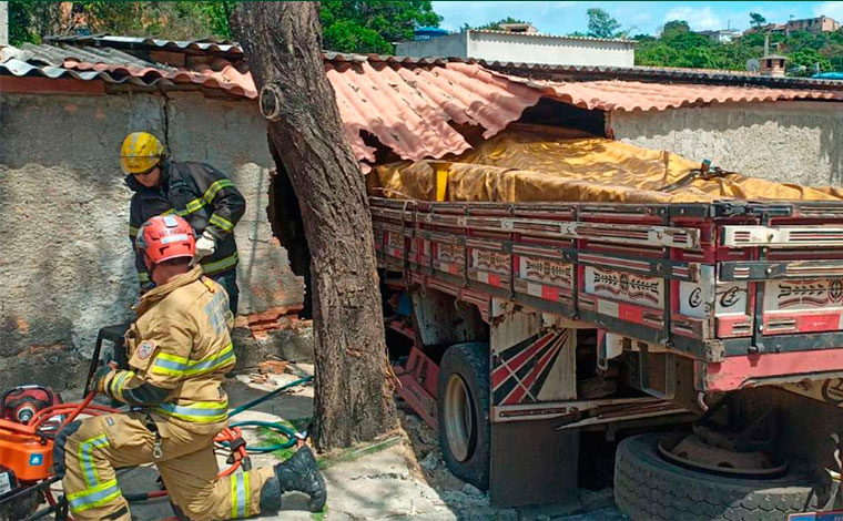  Três pessoas ficam feridas após caminhão perder freios e atingir casa em Ribeirão das Neves