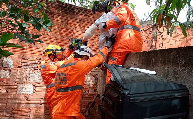 Menino de 10 anos tem braço perfurado por vergalhão após cair de laje no Norte de Minas