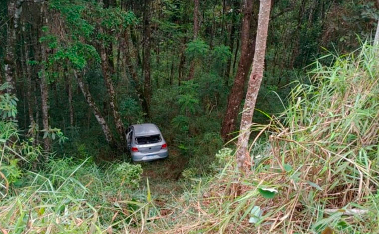 Foto: DivulgaÃ§Ã£o/PMRv - Uma das vÃ­timas estava na beira da pista com o braÃ§o quebrado pedindo socorro. Outras duas estavam no carro. JÃ¡ a adolescente que morreu estava ao lado de fora do veÃ­culo