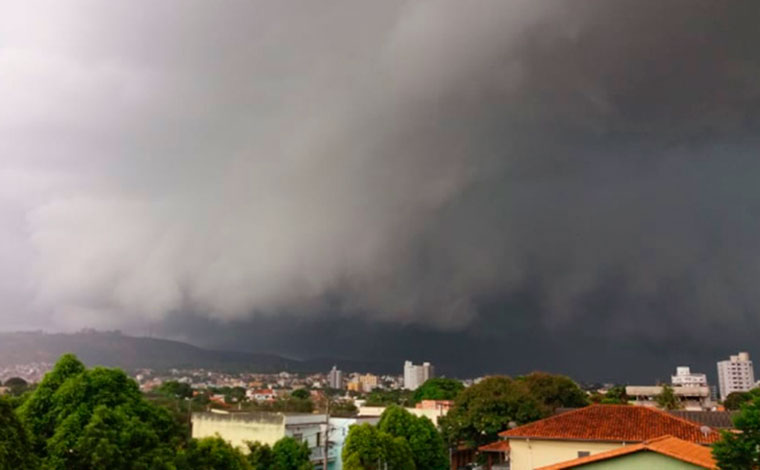 Foto: ReproduÃ§Ã£o - Na terÃ§a-feira (19) o cÃ©u deve ficar nublado durante todo o dia. HÃ¡ possibilidade de chuva, porÃ©m a tendÃªncia aumenta a partir da tarde, quando podem ocorrer pancadas por vezes forte, e com trovoadas isoladas