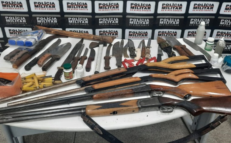 Foto: DivulgaÃ§Ã£o/PMMG - Durante diligÃªncias na residÃªncia do casal, os policiais localizaram uma espingarda de calibre 12, uma caixa contendo 20 facas, 03 facÃµes e grande quantidade de insumo utilizado para recarga de muniÃ§Ãµes