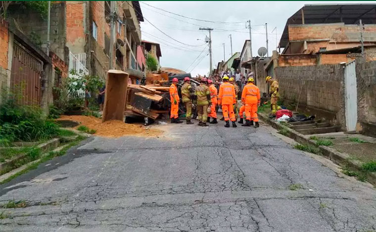 Foto: DivulgaÃ§Ã£o/CBMMG - De acordo com o Corpo de Bombeiros, o homem manobrava o trator e perdeu o controle do maquinÃ¡rio. O veÃ­culo tombou e a perna esquerda dele foi amputada