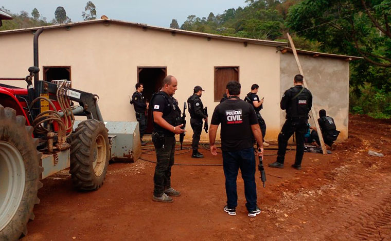 Foto: DivulgaÃ§Ã£o/PCMG - De acordo com a PolÃ­cia Civil, o suspeito portava uma arma de fogo e vestia um colete Ã  prova de balas no momento da abordagem. O jovem disparou a arma contra os agentes, que revidaram