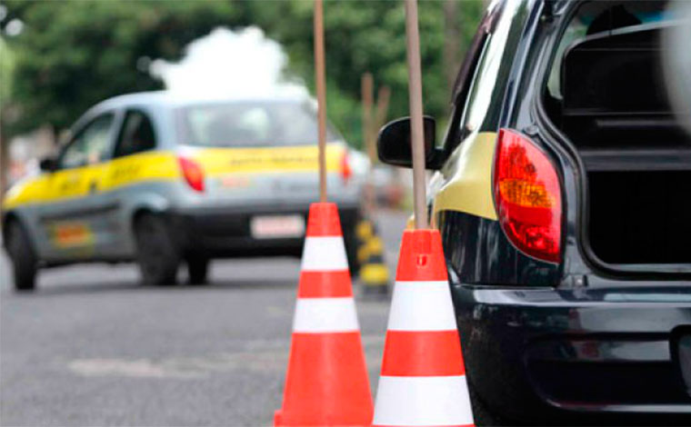 Com preço da gasolina em alta, tirar carteira de motorista pode ficar ainda mais caro