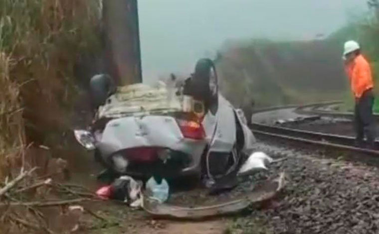 Motorista fica ferido após carro despencar de viaduto de cerca de 8 metros de altura na BR-381