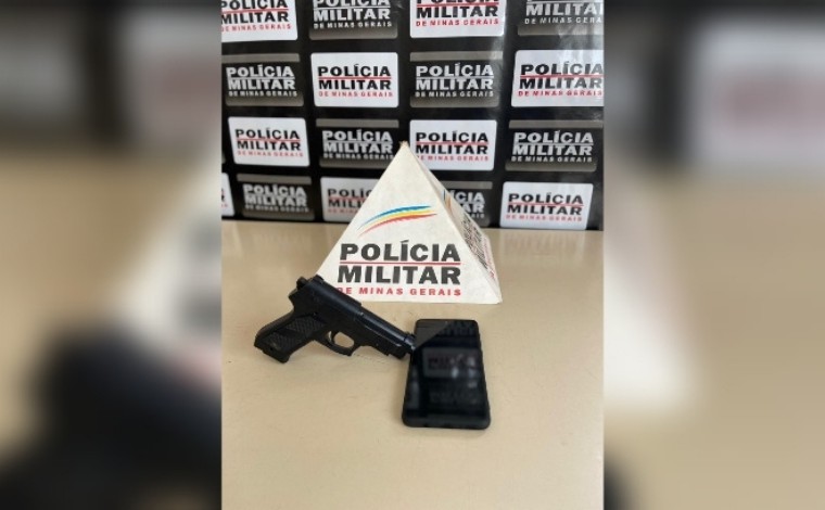 Polícia Militar prende suspeito de roubo e apreende réplica de arma em Paraopeba