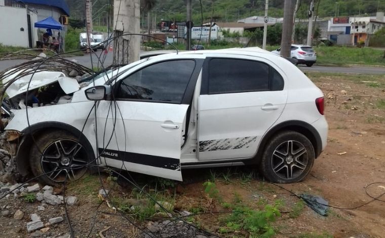 Carro bate em poste e fica completamente destruído, na Av. Marechal Castelo Branco