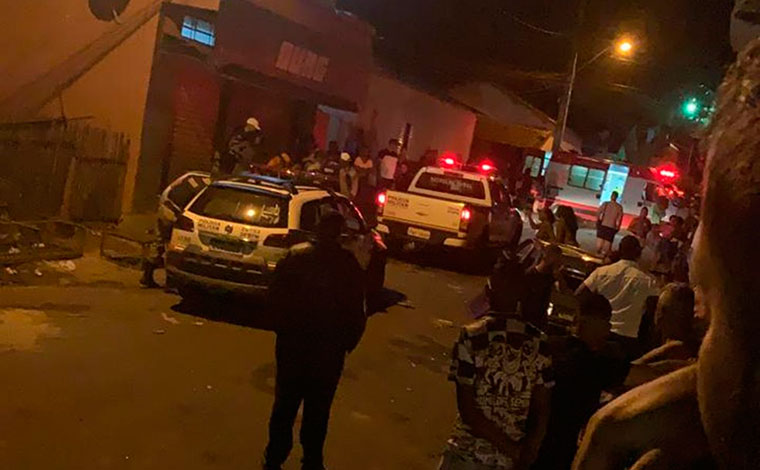 Motorista é agredido e tem carro depredado após atropelar 15 pessoas em pagode no interior de Minas