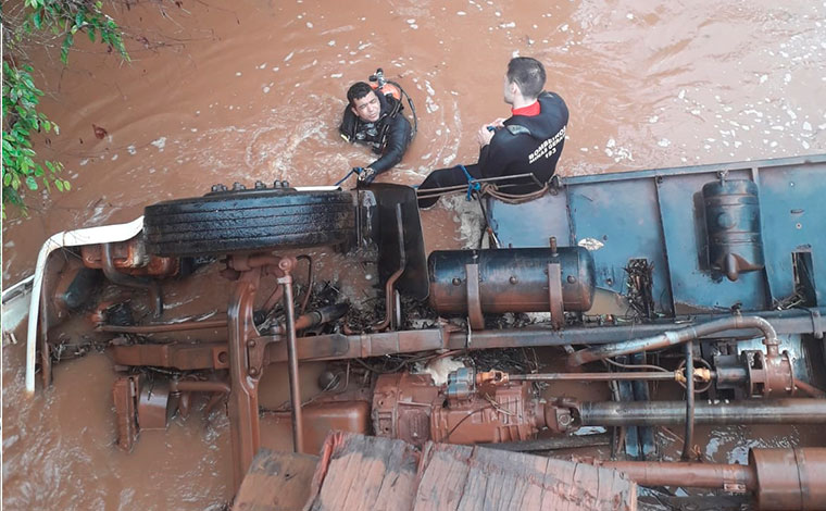 Caminhão-tanque cai em rio e motorista morre preso às ferragens, no Triângulo Mineiro