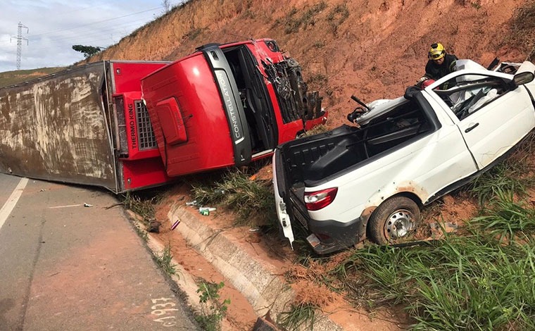 Motorista morre após ser atingido por carreta na BR-381, em MG