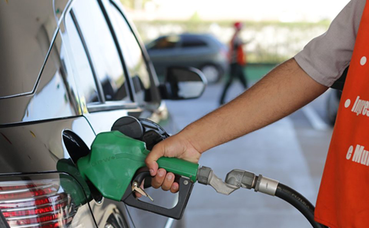 Confaz decide congelar valor do ICMS cobrado na venda de combustível por três meses