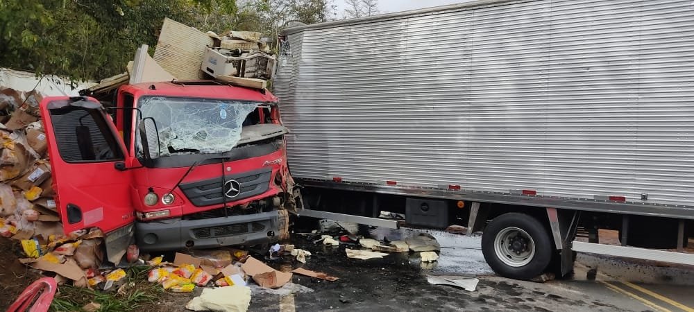 Uma pessoa morre e outra fica gravemente ferida em acidente entre carro e caminhões na BR-120, em MG